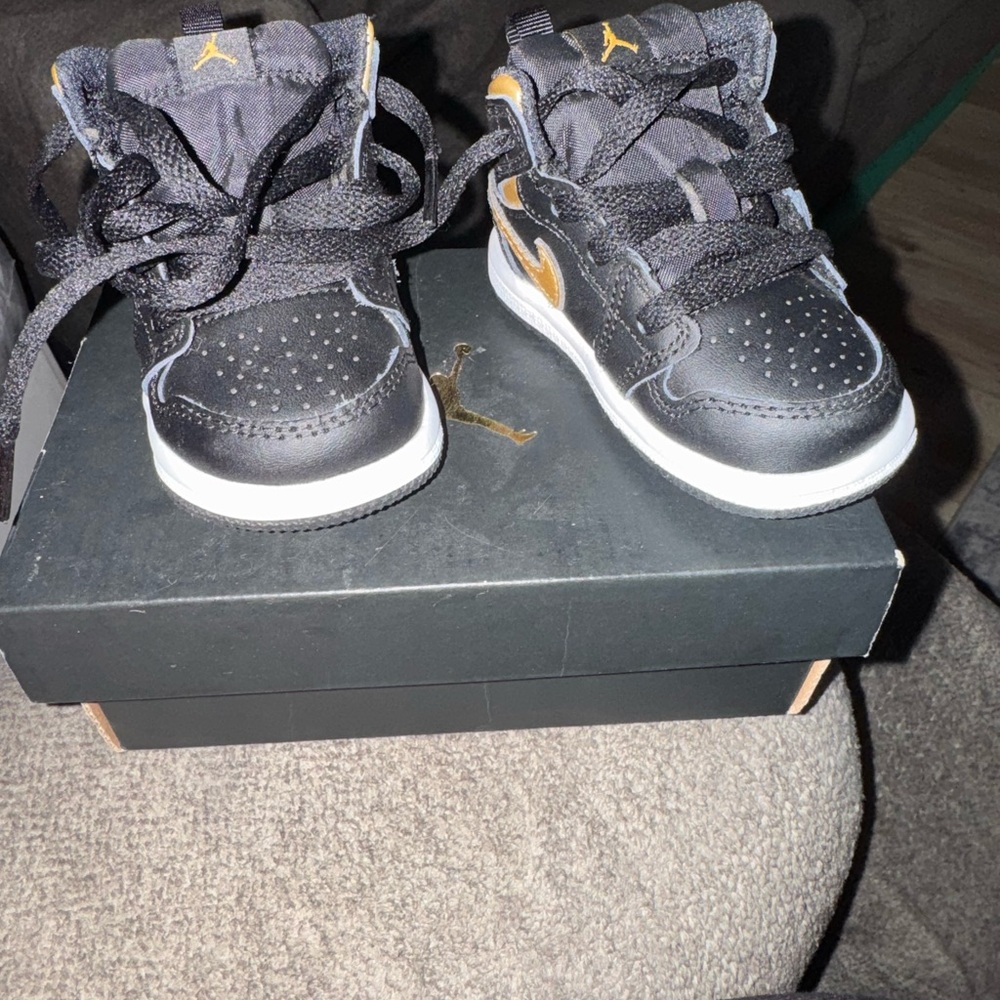 Nike Kids Black and Gold Sneakers